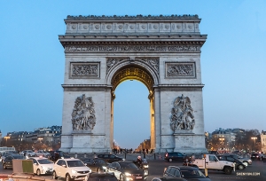 Der Arc de Triomphe, eines der berühmtesten Monumente in Paris, ehrt diejenigen, die für Frankreich gekämpft und gestorben sind. Vorsicht beim Passieren - von ihm gehen 12 Alleen aus!