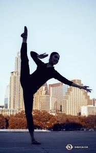 Die Tänzerin Lily Wang ragt mit ihren Zehen in den Himmel vor der Wolkenkratzer-Kulisse von Austin, Texas. (Foto: Tänzerin Michelle Wu)