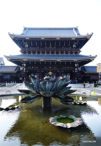 Beim Besuch des Higashi-Honganji-Tempels (東本願寺) findet der Tänzer Jeff Chuang einen riesigen Lotusbrunnen im Becken. 