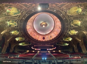 An der Ostküste, vor der Premiere in Boston, macht die Erste Tänzerin Angelia Wang eine Aufnahme der faszinierenden Deckenmalereien im Wang-Theater des Boch Centers.
