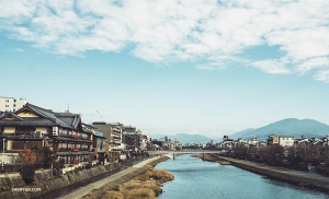 Einen weiteren Erkundungstag beginnt die Tänzerin Michelle Wu mit der Aufnahme der Flusslandschaft neben der Gion-Haltestelle in Kyoto.