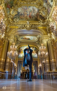 Während des Rundgangs durch das Palais Garnier posiert der Erste Tänzer Monty Mou im Grand Foyer. (Foto: Andrew Fung)