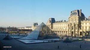 Nach sechs ausverkauften Vorstellungen im größten Theater Europas - dem Palais des Congrès de Paris - besucht die Shen Yun International Company das weltweit größte Kunstmuseum: den Louvre. (Foto: Tänzerin Kexin Li) 