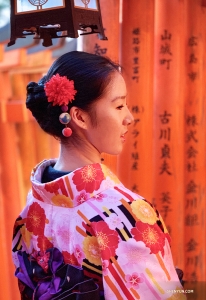 Die Tänzerin Stephanie Guo nimmt die Atmosphäre der Tausend zinoberroten Tore in sich auf. (Foto: Lily Wang)