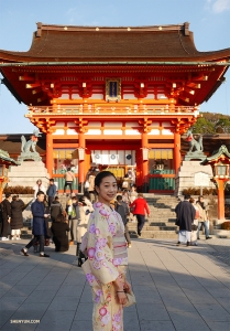Die Tänzerin Pamela Du posiert vor dem Fushimi Inari-taisha-Schrein von Kyoto.