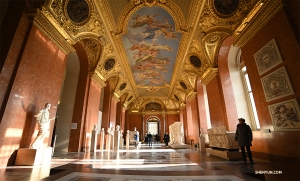Einer der vielen verzierten Gänge des Louvre inklusive Deckenkunst. (Foto: Annie Li, Bühnenprojektion)