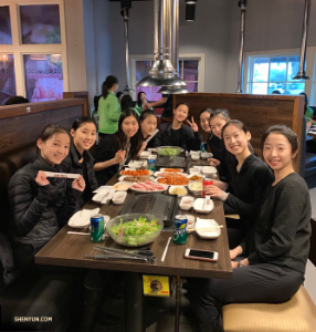 In Arizona kann es die Shen Yun New York Company kaum erwarten, mit dem Kochen ihres koreanischen Barbecues zu beginnen. 
