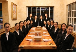 Unsere Darsteller feiern das chinesische Neujahrsfest in verschiedenen Teilen der Welt. Die Shen Yun Global Company ist bereit, das Angebot von Captain George's Seafood Buffet in Norfolk, Virginia, zu genießen. 
