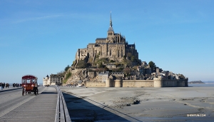 <p>Die Shen Yun International Company besucht eine der beliebtesten Touristenattraktionen Frankreichs, den Mont-Saint-Michel, eine Abtei mit einer Geschichte, die sich bis ins 8. Jahrhundert zurückverfolgen lässt. (Foto: Tänzer Kexin Li)
