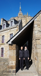 Die Tänzerinnen Jaling und Madeline Lobjois posieren zusammen mit dem höchsten Punkt der Insel, dem Glockenturm der Abtei, den man im Hintergrund sieht. (Foto: Kexin Li)
