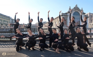 <p>T&auml;nzerinnen strahlen im Sonnenschein vor dem Theater in Genf. (Foto: Kexin Li)</p><p>Die Nordfassade des Batiment des Forces Motrices. (Foto: Andrew Fung)</p><p>Das historische Batiment des Forces Motrices war &uuml;ber 100 Jahren lang ein Wasserkraftwerk und Wasserwerk, und wurde 1997 in ein Theater umgewandelt. Es ist ein sehr interessantes Theater, das einen Besuch lohnt! (Foto: Erster T&auml;nzer Monty Mou) </p><p>Zur&uuml;ck in Montpellier, Frankreich, unternehmen die K&uuml;nstler der Shen Yun International Company zwischen den Auff&uuml;hrungen im Le Corum einen Spaziergang entlang der felsigen Uferpromenade. (Foto: Kexin Li) </p><p>Die &ouml;rtlichen Cr&ecirc;pes zu probieren, ist ein Muss. Wir scheinen mehr Schlagsahne als Cr&ecirc;pe bekommen zu haben, aber wir haben damit kein Problem. (Foto: Kexin Li) </p><p>Die T&auml;nzerin Daoyong Zheng posiert auf der Steintreppe an der Strandpromenade. (Foto: Annie Li, B&uuml;hnenprojektion) </p><p>Es f&uuml;hlt sich toll an, so viel Platz zum Kicken zu haben! (Foto: T&auml;nzer Nick Zhao) </p><p>Der T&auml;nzer Scott Xu zeigt zwischen den Felsen ein vertikales, gehaltenes Bein (chao tian deng). (Foto: Andrew Fung)</p><p>Ein Panoramablick auf die Uferpromenade in Montpellier, Frankreich. (Foto: Andrew Fung)</p><p>Auf dem Weg von Montpellier nach Genf halten wir in Annecy - einer malerischen Stadt im S&uuml;den Frankreichs. (Foto: Erhu-Solistin Linda Wang)</p><p>Annecy ist ein reizvoller Ort mit seinen sch&ouml;nen Kan&auml;len, Kopfsteinpflasterwegen und pastellfarbenen Geb&auml;uden. (Foto: Kexin Li)</p><p>Annecy ist bekannt als das &bdquo;Venedig der Alpen&ldquo;.</p><p>Der Besuch des Lac d'Annecy sorgt f&uuml;r einen Moment der Ruhe auf unserer voll ausgef&uuml;llten Tour. (Foto: Nick Zhao)</p><p>Die Stadt und der See liegen wundersch&ouml;n im Herzen der franz&ouml;sischen Alpen. (Foto: Nick Zhao) </p><p>Wir sahen Dutzende von wei&szlig;en Booten, die die Anleger im ruhigen Wasser des Lac d'Annecy s&auml;umten. Wir sind froh, dass wir hierher gekommen sind! (Foto: Nick Zhao)</p><p>Das Gesicht hinter vielen unserer Fotos: Der Erste T&auml;nzer Monty Mou macht sich Gedanken &uuml;ber sein n&auml;chstes Motiv in Genf, Schweiz. (Foto: Andrew Fung) </p><p>Manchmal kostet es Zeit und M&uuml;he, um den idealen Ort f&uuml;r ein Foto zu finden. (Foto: Monty Mou) </p><p>Damit ein T&auml;nzer einen 180-Grad-Kick absolvieren kann, muss er sich beim Training um einiges weiter dehnen, so, wie Joe Chang es hier tut. (Foto: Monty Mou) </p><p>Das Theater im Hintergrund, h&auml;lt ein T&auml;nzer/Fotograf inne, um die perfekte Aufnahme zu machen. (Foto: Monty Mou) </p><p>Ein T&auml;nzer springt von einem Felsen in Genf - wir dr&uuml;cken die Daumen f&uuml;r eine sanfte Landung! (Foto: Nick Zhao) </p><p>Der T&auml;nzer Jared Ren pr&auml;sentiert die Rh&ocirc;ne - eine der bekanntesten Wasserstra&szlig;en Europas. (Foto: Nick Zhao)</p><p>T&auml;nzer posieren neben der ber&uuml;hmten Rh&ocirc;ne, die mit dem Genfer See verbunden ist. (Foto: Nick Zhao) </p><p>Ein freundlicher Schweizer Schwan n&auml;hert sich - er ist sehr fotogen! (Foto: Monty Mou) </p><p>T&auml;nzer der Shen Yun International Company T&auml;nzer zusammen mit ihrem wunderbaren europ&auml;ischen Moderator. (Foto: Andrew Fung) </p><p>Ein sonniger Stopp mit nebelbedecktem See bei der Erkundung Genfs mit dem Fahrrad. (Foto: Nick Zhao) </p><p>Fahrr&auml;der erm&ouml;glichen sowohl effiziente Besichtigungen, als auch ein wenig Training an der frischen Luft. (Foto: Nick Zhao) </p><p>Das beleuchtete B&acirc;timent des Forces Motrices in der D&auml;mmerung. (Foto: Andrew Fung) </p><p>Der T&auml;nzer Peter Kruger &uuml;bt einen Gr&auml;tschsprung (xing jin shuang fei yan) vor einer von vier Auff&uuml;hrungen in Genf. (Foto: Nick Zhao) </p><p>Im &Uuml;bungsraum des Theaters w&auml;rmt sich der T&auml;nzer Peter Kruger mit einem Spagat-Sprung weiter auf. (Foto: Nick Zhao) </p><p>Vogelperspektive auf die malerische Stadt Bern, die wir auf dem Weg nach Ludwigsburg sehen. (Foto: Andrew Fung) </p><p>Guten Tag, Deutschland! Alle Ludwigsburger Vorstellungen sind ausverkauft - wir sind begeistert! (Foto: Andrew Fung) </p><p>In der Zwischenzeit in &bdquo;Down Under&ldquo;, f&auml;ngt die Shen Yun World Company den Sonnenuntergang &uuml;ber einem See in der N&auml;he des Hotels in Perth ein. (Foto: