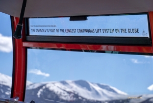 <p>Wie Sie auf der Scheibe lesen k&ouml;nnen, ist sie nicht nur die h&ouml;chste Seilbahn, sondern auch Teil des l&auml;ngsten Liftsystems der Welt, das zwei Hochgeschwindigkeits-Sessellifte und eine Gondel miteinander verbindet.</p>