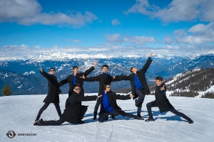 <p>Die Aussicht ist fantastisch! T&auml;nzerinnen und T&auml;nzer stellen die Weite des Raumes mit ihren gro&szlig;en Posen auf dem Gipfel des Blackcomb Mountain dar.</p>