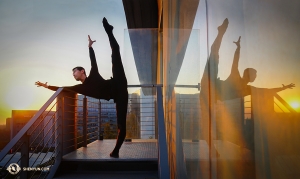 <p>Der mexikanische Zweig unserer Tour beginnt in diesem Jahr in Mexiko-Stadt. Der Tänzer Jimmy Cha von der Shen Yun Touring Company kickstartet seinen Tag bei Sonnenaufgang auf seinem Hotelbalkon. (Foto: Tänzer Sam Pu)</p><p>Ein Künstler in Aktion: Der Erste Tänzer William Li fängt den Sonnenuntergang von seinem Balkon aus ein. (Foto: Tänzer Daniel Jiang)</p><p>William Lis Foto des malerischen Sonnenuntergangs in Mexico City.</p><p>Ein atemberaubendes Panoramafoto der dicht besiedelten Stadt am Ende des Tages.</p><p>Die Sonne zieht sich langsam aus der Hauptstadt Mexikos zurück.</p><p>William Li genießt die Aussicht. (Foto: Sam Pu)</p><p>Auf dem Hoteldach neben dem Pool balanciert der Tänzer Edwin Fu mit einem seitlichen gehaltenen Bein. (Foto: William Li)</p><p>Die Shen Yun Touring Company hat fünf Auftritte im Auditorio Nacional in Mexico City, bevor sie die mexikanischen Städte Puebla und Queretaro besucht.</p><p>Unterdessen in Seattle, Washington: Die erste Tänzerin Elsie Shi und die Tänzerin Vivian Dong halten sich gegenseitig im Gleichgewicht. (Foto: Tänzerin Kexin Li)</p><p>Manchmal müssen wir auf der Tour einfallsreich sein, wenn wir nach Orten suchen, an denen wir uns dehnen können. Die Tänzerin Vivian Dong verwendet einen starken Baum. (Foto: Kexin Li)</p><p>Es ist Platz für zwei! Tänzer der Shen Yun International Company wärmen sich vor einer von sieben Aufführungen in Seattle auf.</p><p>Wie ein schöner Regenbogen zeigt sich die bunte Auswahl an Shen Yun-Postern, die in der Marion Oliver McCaw Hall in Seattle ausgestellt sind und hier von der Ersten Tänzerin Elsie Shi fotografiert werden.</p><p>Auf dem Weg nach Aix en Provence hält die Shen Yun New York Company an, um die Hafenstadt Marseille in Südfrankreich zu besuchen.</p><p>Die Tänzerinnen haben Spaß an einem Spaziergang durch die Gegend. Im Hintergrund die Kathedrale von Marseille.</p><p>Als nächstes geht es nach Zürich, Schweiz, wo wir eine Woche voller Aufführungen im Theater 11 Zürich absolvieren. In unserer Freizeit besuchen wir das Habsburger Schloss - eine mittelalterliche Festung bei Zürich. (Foto: Kontrabassist Juraj Kukan)</p><p>Ursprünglich um 1020 erbaut, hat sich das Schloss seitdem stark verändert. Heute gibt es einen schönen Weinberg drumherum und ein Restaurant im Inneren.</p><p>Vom höchsten Punkt aus sieht man die Dächer des Dorfes Habsburg.</p><p>Auf dem Weg über Frankreich nach London hält die Shen Yun New York Company an einem französischen Supermarkt - dem Lieblingsort der Tänzerinnen! Die Tänzerin Nara Cho posiert vor einem leuchtend blühenden Baum in der Nähe des Marktes. Als nächstes sehen wir uns in London! (Foto: Erste Tänzerin Angelia Wang)</p>