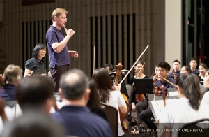 Probe mit dem Dirigenten Dmitry Russu im Kaohsiung National Center for the Arts. (Foto: Bassist TK Kuo)