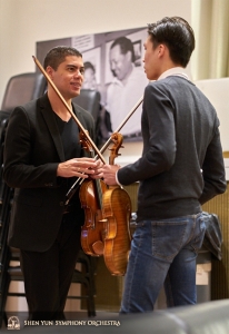 Die Geiger Gustavo Briceno und Austin Zhong fachsimpeln.