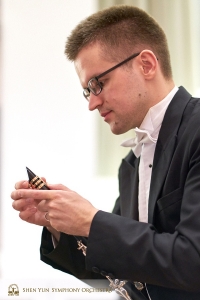 1. Klarinettist Yvegeniy Reznik prüft sein Instrument während der Pause.