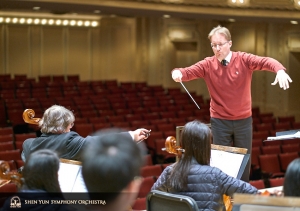 Dirigent Dmitry Russu arbeitet mit der Celloabteilung.