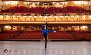 Tänzer Ty Chen wärmt sich vor der Premiere im War Memorial Opera House in San Francisco auf.

(Foto von Zhiheng Li)