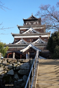 Das Schloss Hiroshima enttäuscht nicht. Das Hauptgebäude ist fünf Stockwerke
hoch, wobei das oberste Stockwerk einen Panoramablick auf die Stadt bietet.

(Foto: Erste Tänzerin Angelia Wang)