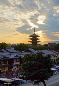 Yasaka Pagode in der Abenddämmerung.

(Foto: Tänzer Felix Sun)