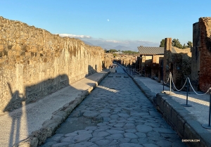Blick auf den fernen Mond über einer Straße Pompejis.

(Foto: Rachael Bastick)