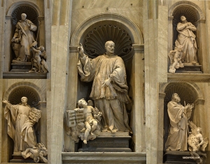Aufwändige Statuen christlicher Heiliger schmücken das Innere des Petersdoms.

(Foto: Yuli Ye)
