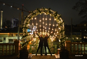 Die Projektionistin Yuli Ye und die Sopranistin Rachael Bastick posieren gemeinsam vor ihrem Hotel in Stockholm, Schweden.

Schauen Sie wieder nach, um zu sehen, wohin wir als Nächstes gehen!

(Foto: Miao Ci Chiu)