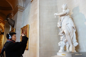 Der Tänzer Joe Chang macht ein Foto von einem der vielen ausgestellten Kunstwerke.
(Foto: Jeff Chuang)