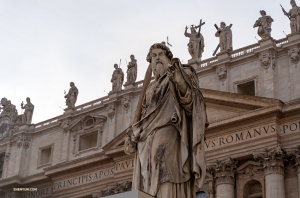 Unter den vielen Statuen, die die Renaissance-Architektur schmücken, ist eine von St. Peter selbst.
(Foto: Erster Tänzer William Li)