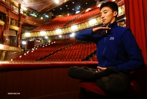 Der Tänzer Joe Chang findet einen ruhigen Balkon für eine Meditation vor der Vorstellung im Palace Theatre in Manchester, Großbritannien.
(Foto: Tänzer Jeff Chuang)