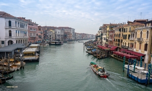 Einer der wichtigsten Wasserstraßen Venedigs, der fast 4 Kilometer lange Canal Grande, trennt die 118 Inseln, aus denen die Stadt besteht.
(Foto: Andrew Fung)