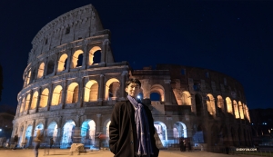 Der Tänzer Kim Jisung erkundet Rom im Mondlicht und nimmt sich einen Moment Zeit, um vor dem Kolosseum zu posieren.
(Foto: Andrew Fung)