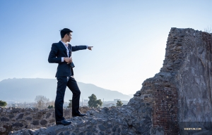 Der Tänzer Eric Lam weist in Pompeji den Weg.
(Foto: William Li)