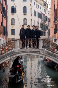 Tänzer machen Halt auf einer der über 400 Brücken, die Venedig miteinander verbinden, während eine Gondel unter ihnen hindurchfährt.
(Foto: William Li)