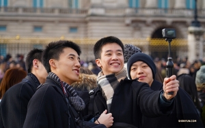 Die Tänzer (von links) Joe Zhang, Jeff Chuang und Bingji Jin stellen sich für den perfekten Schuss auf. (Foto: Joey Chou)
(Photo by Joey Chou)
