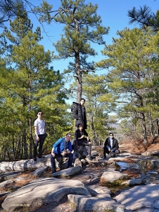 Der Tänzer Jim Chen (links oben), der Inspizient Lawrence Chang (links
unten) und die Tänzer Kenji Kobayashi (Mitte oben), Kevin Diao (Mitte
unten) und Roy Chen (rechts) erkunden den Wald des Parks. (Foto: Fu TzuYuan)