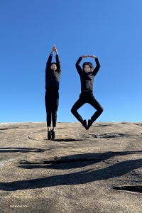 Raten Sie mal, in welchem Jahr diese Shen Yun Company gegründet wurde? Die Tänzerinnen Eva Su und Linjie Huang geben einen Hinweis.
(Foto: Erste Tänzerin Kaidi Wu)
