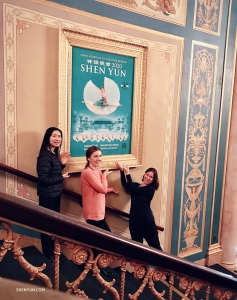 In der Lobby des zeitlosen Detroit Opera House haben wir (von links) die Cellistin Jasmine Jordan, die Bratschistin Paulina Mazurkiewicz und die Oboistin Leen De Blauwe vor einem exquisit gerahmten Shen-Yun-Poster.
(Foto: Leeshai Lemish)
