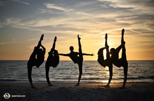 Diese Shen-Yun-Damen scheinen eins mit den Wellen des Ozeans zu sein. (Foto: Annie Li)
