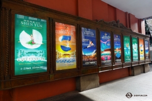 Shen Yun trifft im Capitol Theater in Sydney ein, wo man eine Vitrine mit Shen-Yun-Postern aus Vergangenheit und Gegenwart vorfindet. (Foto: Jeff Chuang)