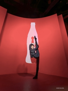 Die World of Coca-Cola in Atlanta, Georgia, ist das Ziel! An diesem beliebten Ort wird die Geschichte der Coca-Cola Company zum Leben erweckt und die globale Reise des Unternehmens gezeigt. Es ist die perfekte Mischung aus Bildung und Erfrischung für einen freien Tag.