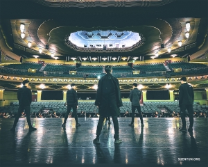 Kurz vor Vorstellungsbeginn orientieren sich die Darsteller auf der Bühne und im Orchestergraben des Eventim Apollo in London.