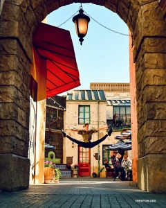 Licht, Kamera, Action! Ein Tänzer führt in den Universal Studios Hollywood einen filmreifen Spagatsprung vor.