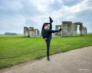 Vor der Kulisse der geheimnisvollen Steinkreise von Stonehenge führt der Tänzer Jesse Browde einen „cháo tiān dēng“ vor, eine Technik, deren Name wörtlich „ein Schritt zum Himmel“ bedeutet.