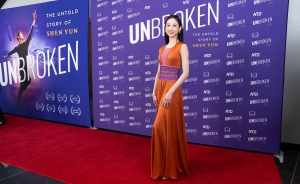 Die Erste T&auml;nzerin Angela Lin tr&auml;gt ein von der Tang-Dynastie inspiriertes Kleid, das von Shen Yuns K&uuml;nstlerischem Leiter D.&nbsp;F. entworfen wurde.