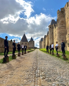 Tänzer stehen Wache an der Cité de Carcassonne, einer mittelalterlichen Zitadelle und UNESCO-Weltkulturerbe in der französischen Stadt Carcassonne.